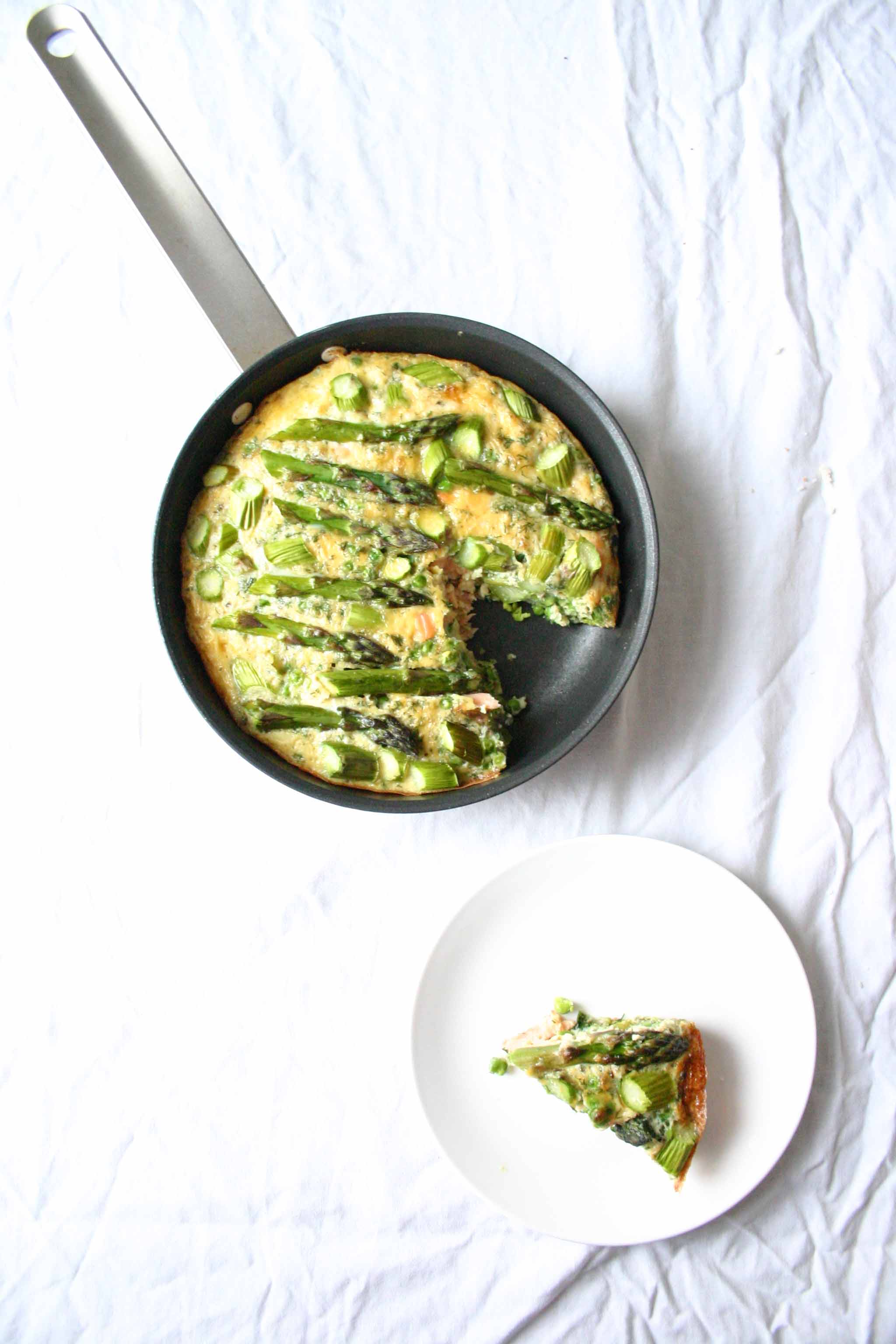 Lente frittata met groene asperges en gerookte zalm