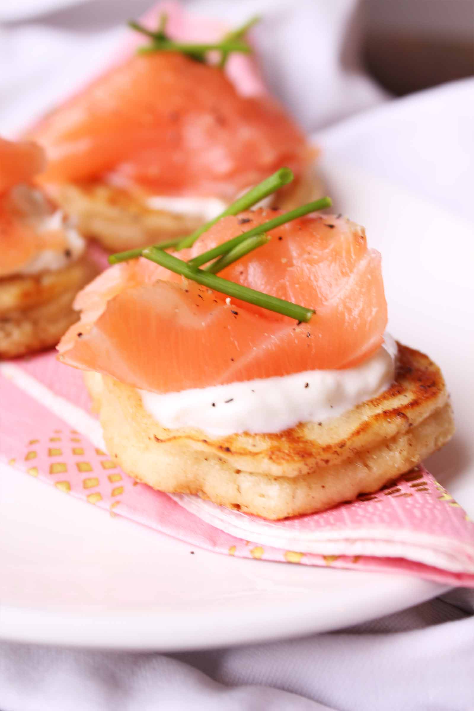 Blini's met gerookte zalm en zure room